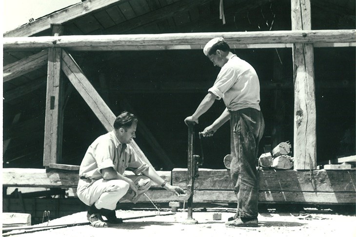 Podizanje krova na upravnoj zgradi Uljanika 1963.